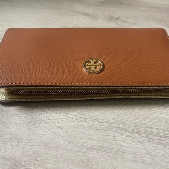 Tory Burch - Tan Leather Wallet with Gold Emblem USED - Picture 6 of 8